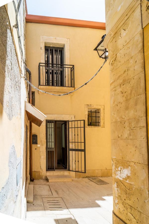 Casa Borbonica Cozy Apartment In Ortigia Ground Floor シラクーサ エクステリア 写真